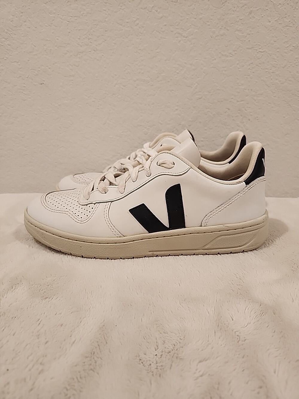 Veja V-10 Leather Sneakers Womens 6 White Black Low Top Shoes